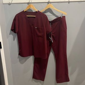 Figs scrubs, L, burgundy Catarina 1 pocket top, Kade cargo pants